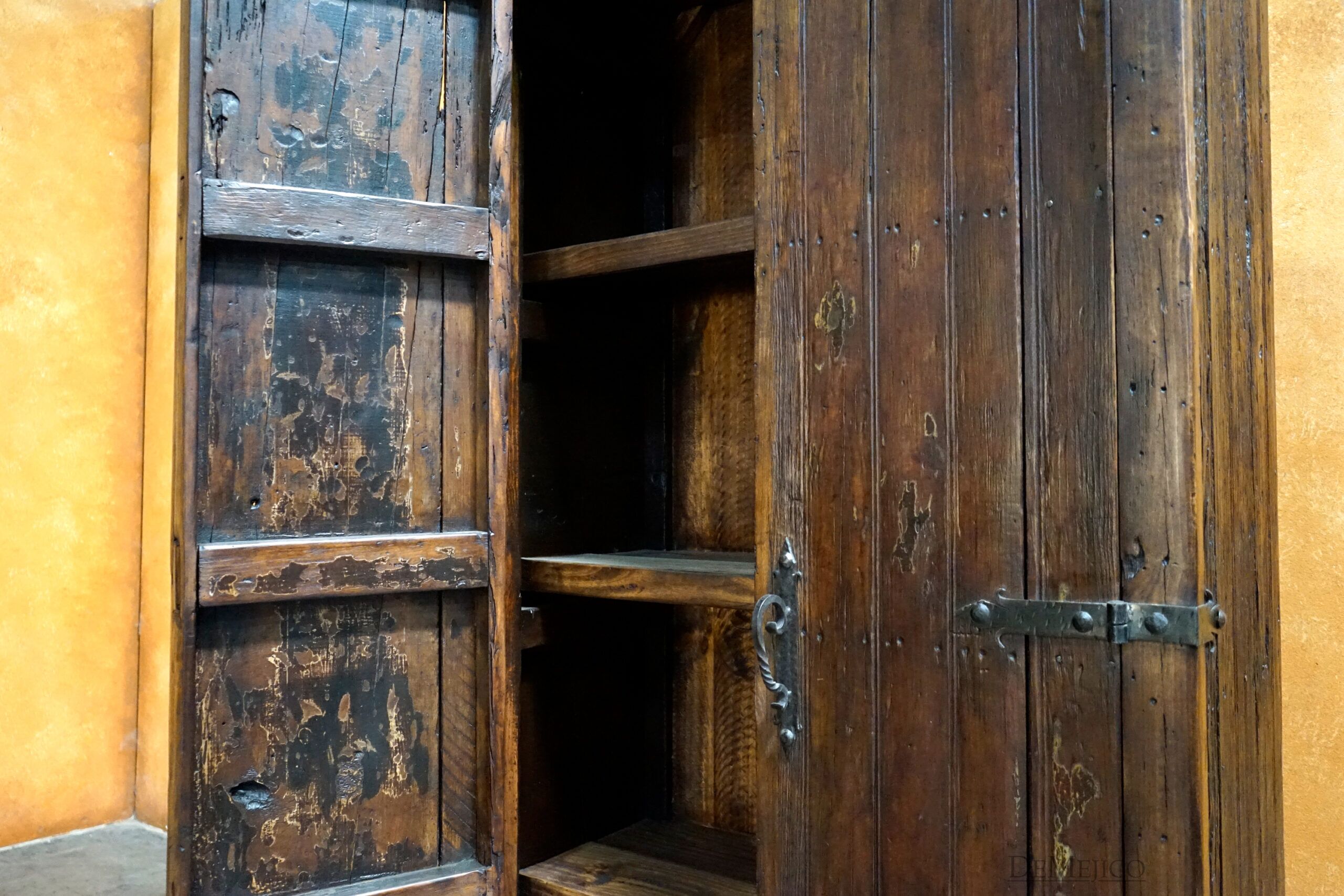 Armario Puerta Vieja, Old Door Armoire - Demejico