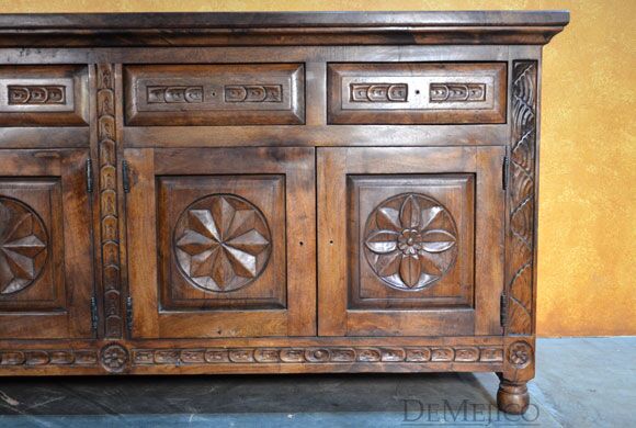 Medallon Buffet, Spanish Colonial Buffet, Spanish Carved Buffet